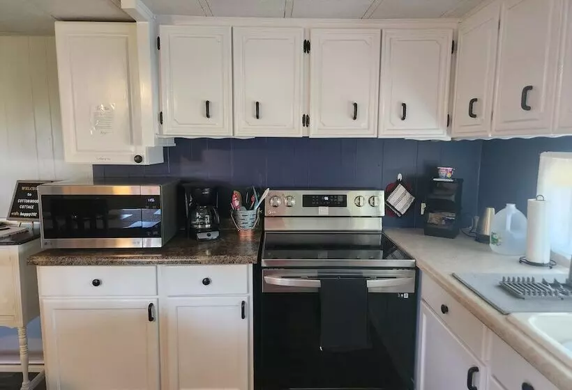 Quiet & Cozy Cottonwood Cottage In Scotia