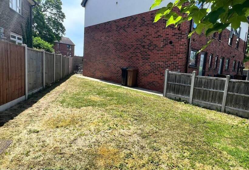 إقامة Beautiful 4 Bed House In Lincoln  Close To Centre