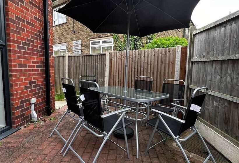 إقامة Beautiful 4 Bed House In Lincoln  Close To Centre