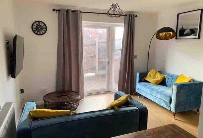 إقامة Beautiful 4 Bed House In Lincoln  Close To Centre