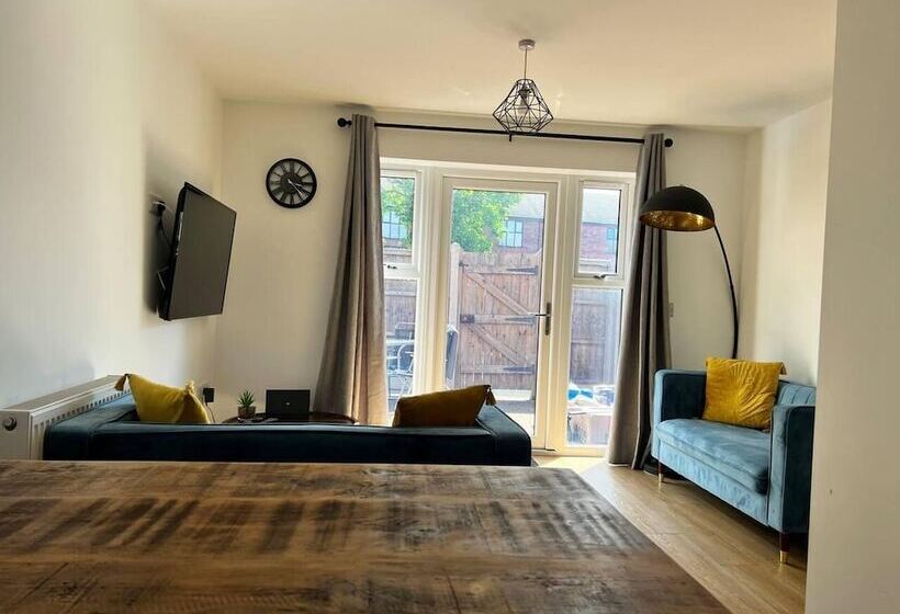 إقامة Beautiful 4 Bed House In Lincoln  Close To Centre