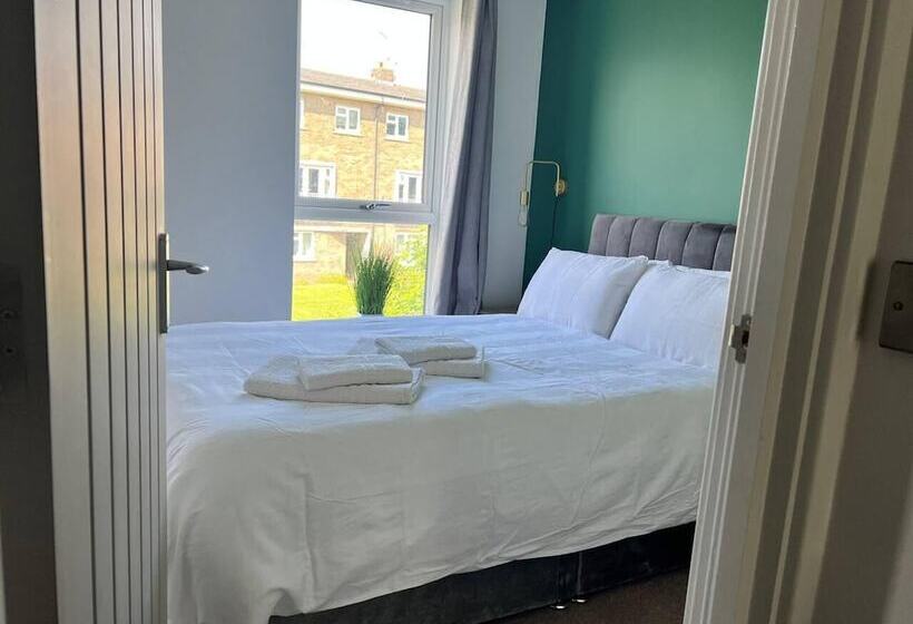 إقامة Beautiful 4 Bed House In Lincoln  Close To Centre