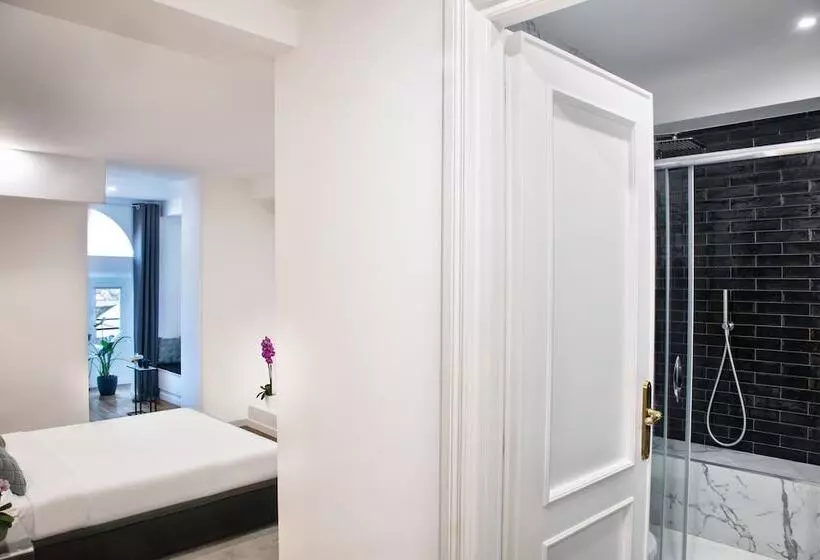 هتل Fellini Design Suites