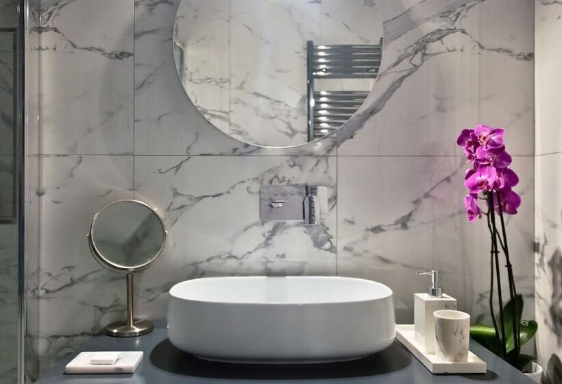 هتل Fellini Design Suites