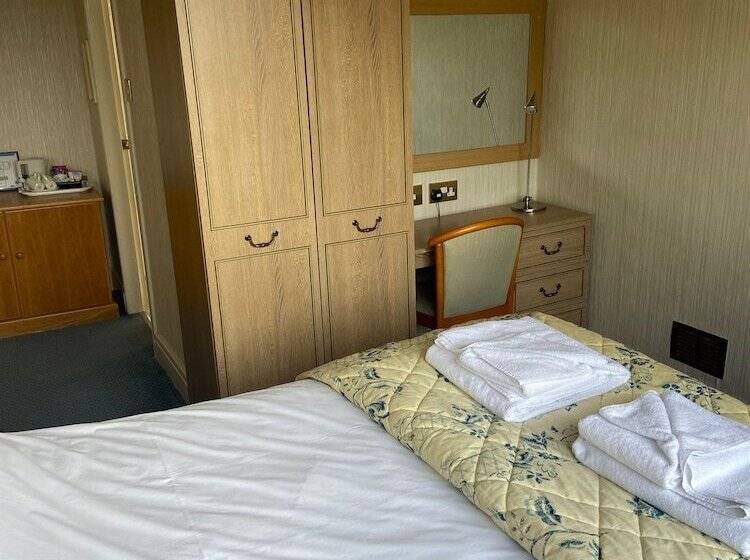 Отель The Clarkes