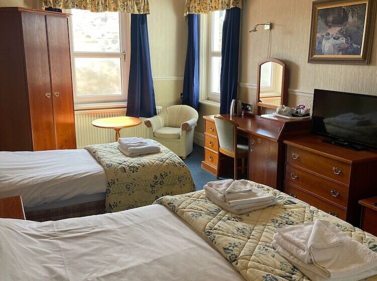 Отель The Clarkes