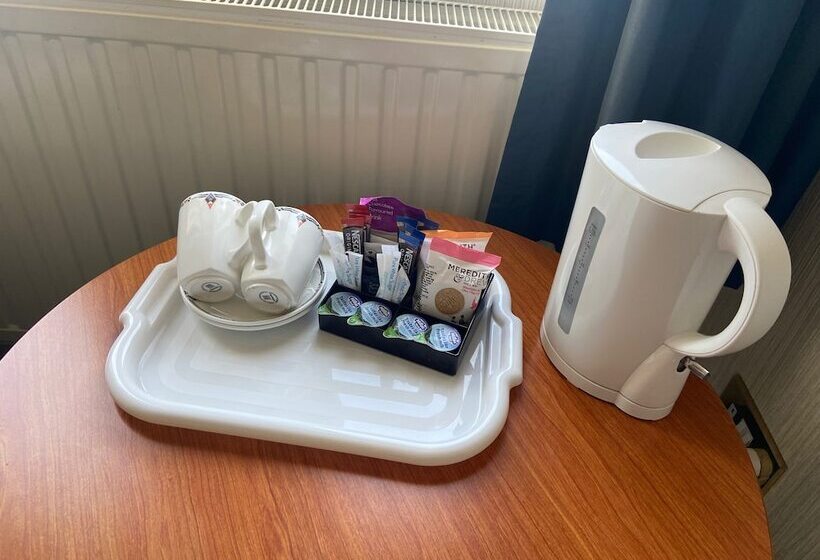 Отель The Clarkes