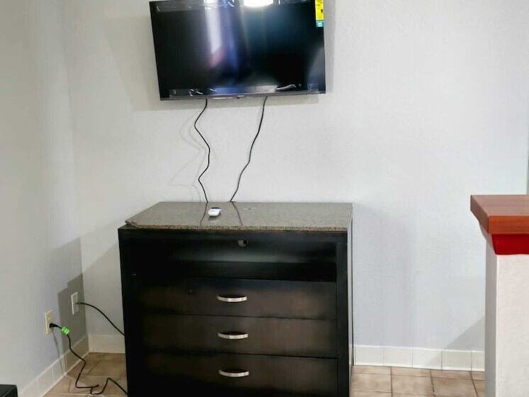 모텔 Budget Inn By OYO Barnesville Hwy 41