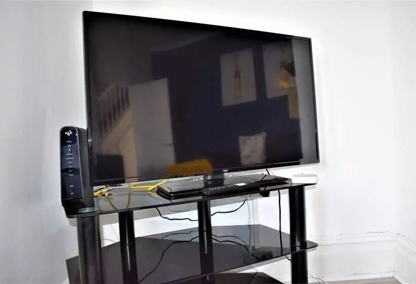 اقامتگاه Cosy, Modern House Nearby Seafront   Southend