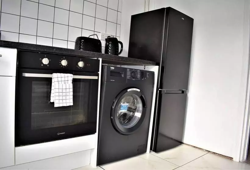 اقامتگاه Cosy, Modern House Nearby Seafront   Southend