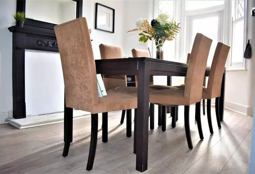اقامتگاه Cosy, Modern House Nearby Seafront   Southend