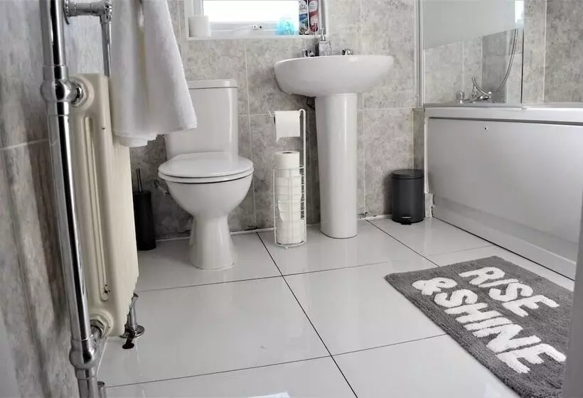 اقامتگاه Cosy, Modern House Nearby Seafront   Southend