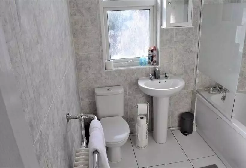 اقامتگاه Cosy, Modern House Nearby Seafront   Southend