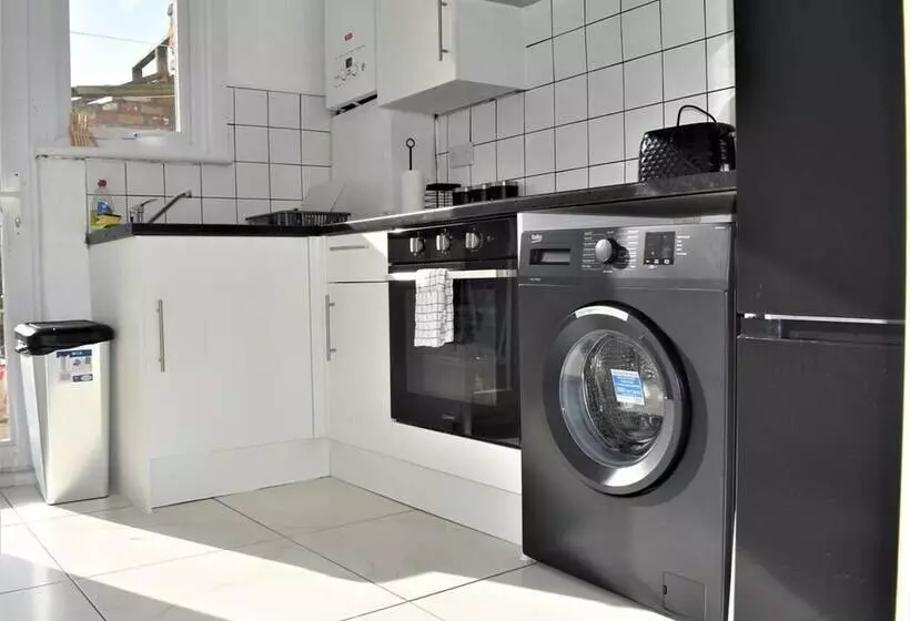 اقامتگاه Cosy, Modern House Nearby Seafront   Southend