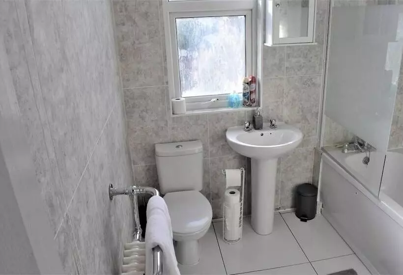 اقامتگاه Cosy, Modern House Nearby Seafront   Southend