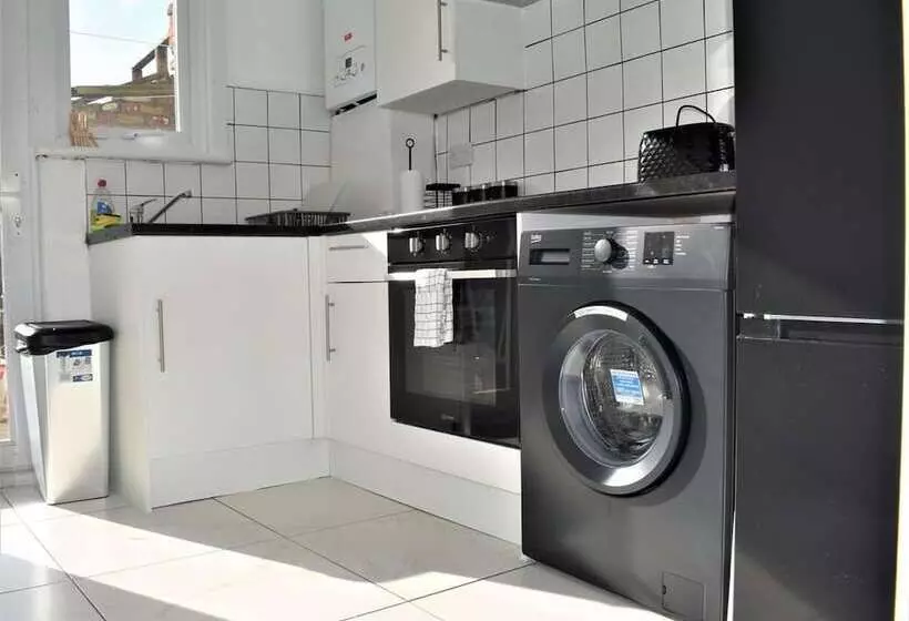اقامتگاه Cosy, Modern House Nearby Seafront   Southend