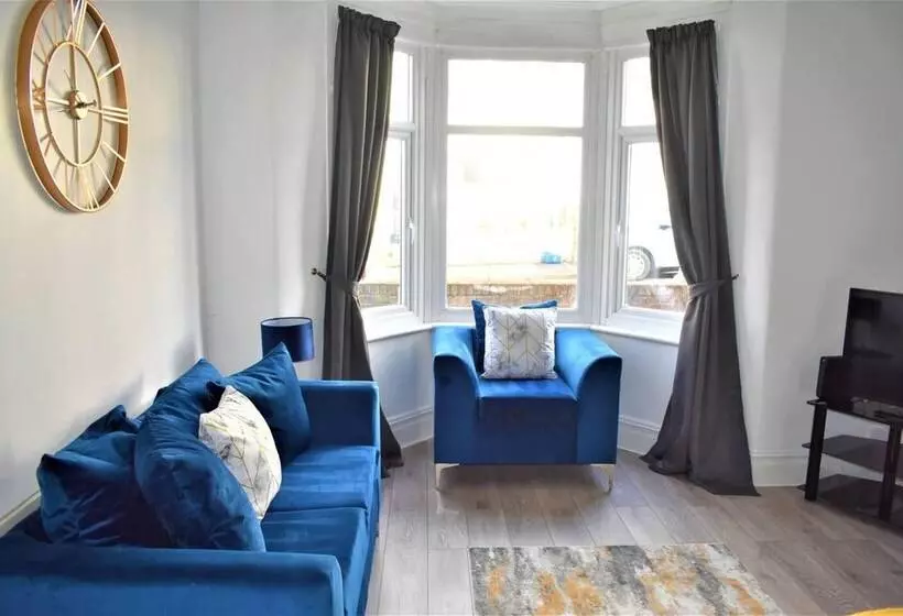 اقامتگاه Cosy, Modern House Nearby Seafront   Southend