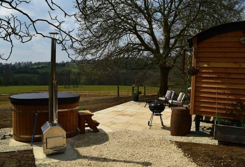 Shephards Hut With Hot Tub In The Cotswolds