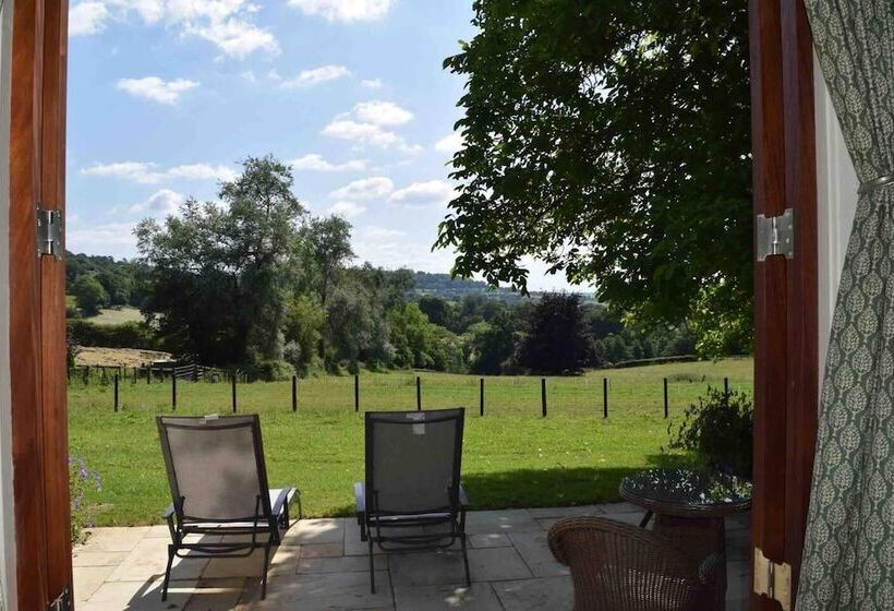 Shephards Hut With Hot Tub In The Cotswolds