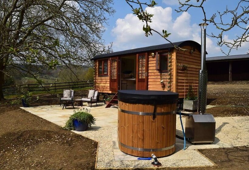 Shephards Hut With Hot Tub In The Cotswolds