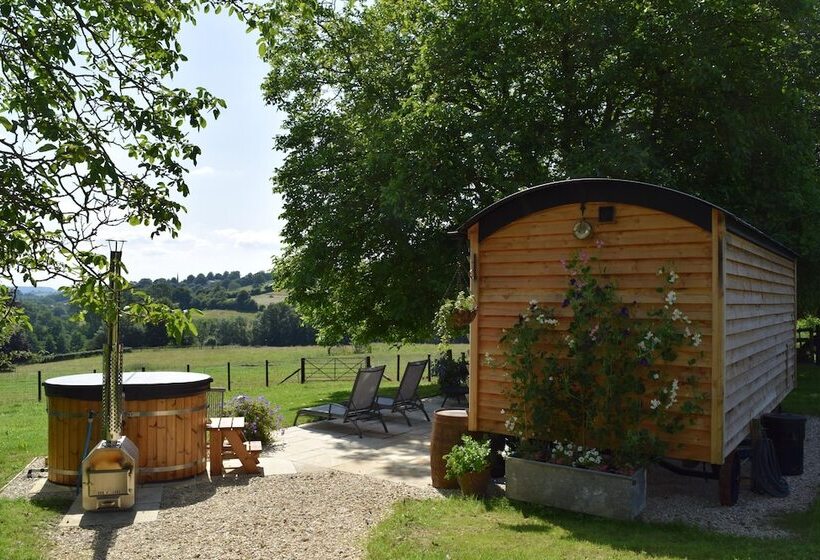 Shephards Hut With Hot Tub In The Cotswolds