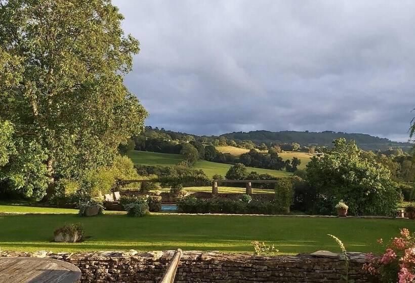 Shephards Hut With Hot Tub In The Cotswolds