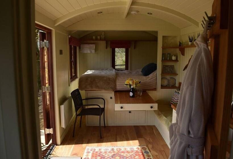 Shephards Hut With Hot Tub In The Cotswolds