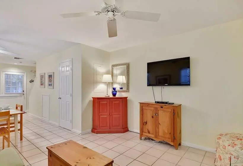 A Little Slice Of Paradise By Avantstay Communal Pool, Screened In Porch, Great Location! Month Long