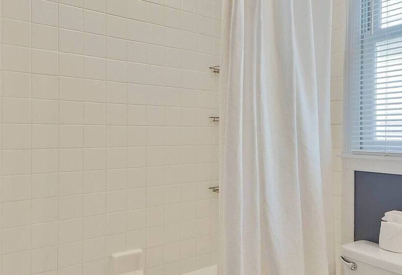 A Little Slice Of Paradise By Avantstay Communal Pool, Screened In Porch, Great Location! Month Long