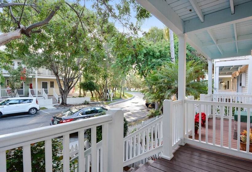 A Little Slice Of Paradise By Avantstay Communal Pool, Screened In Porch, Great Location! Month Long