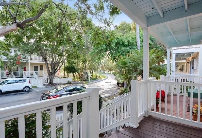A Little Slice Of Paradise By Avantstay Communal Pool, Screened In Porch, Great Location! Month Long