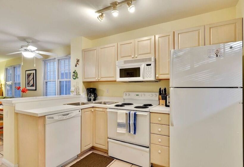 A Little Slice Of Paradise By Avantstay Communal Pool, Screened In Porch, Great Location! Month Long