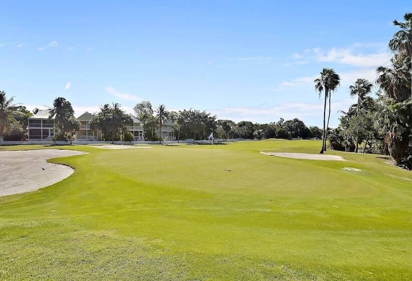 A Little Slice Of Paradise By Avantstay Communal Pool, Screened In Porch, Great Location! Month Long