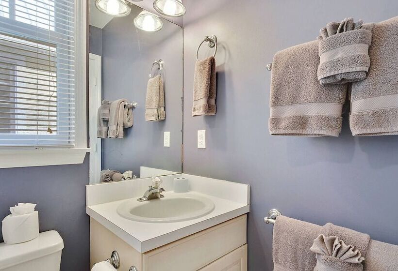 A Little Slice Of Paradise By Avantstay Communal Pool, Screened In Porch, Great Location! Month Long