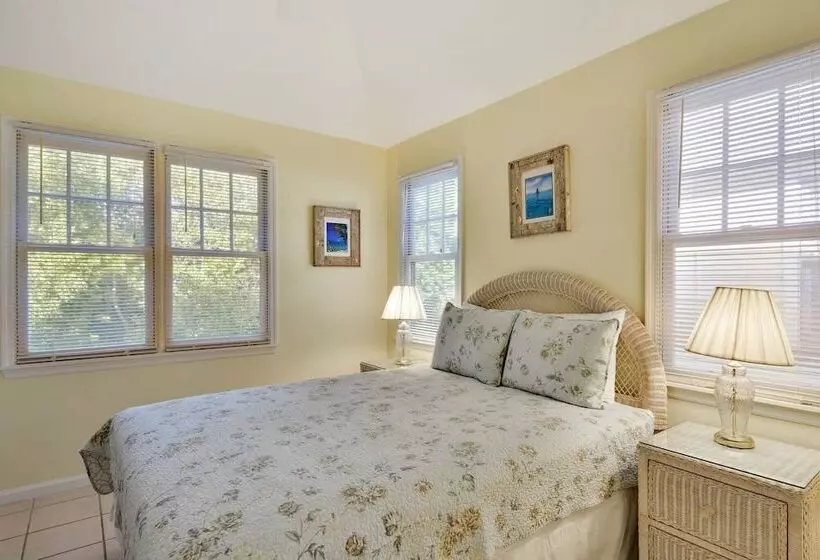 A Little Slice Of Paradise By Avantstay Communal Pool, Screened In Porch, Great Location! Month Long
