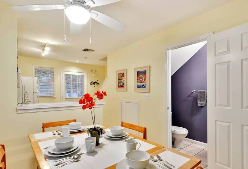 A Little Slice Of Paradise By Avantstay Communal Pool, Screened In Porch, Great Location! Month Long