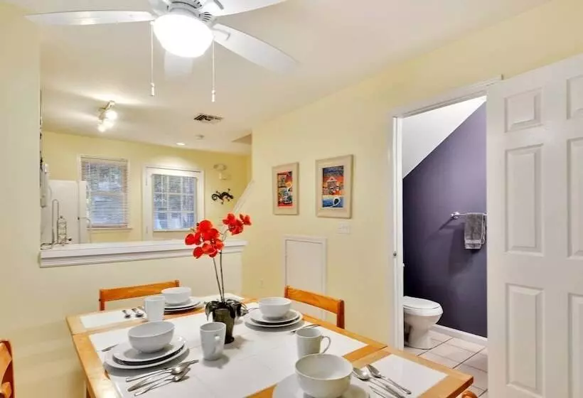 A Little Slice Of Paradise By Avantstay Communal Pool, Screened In Porch, Great Location! Month Long