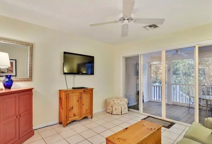 A Little Slice Of Paradise By Avantstay Communal Pool, Screened In Porch, Great Location! Month Long