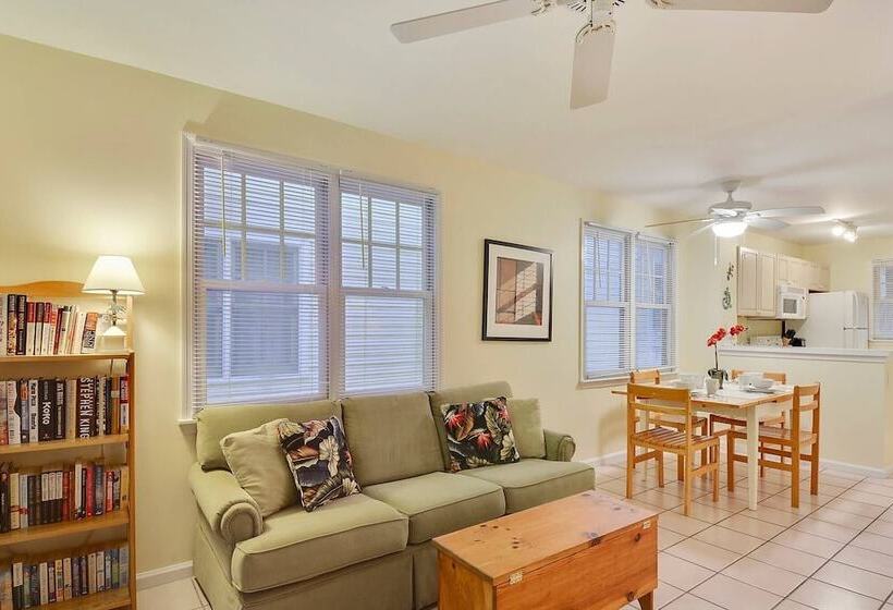 A Little Slice Of Paradise By Avantstay Communal Pool, Screened In Porch, Great Location! Month Long