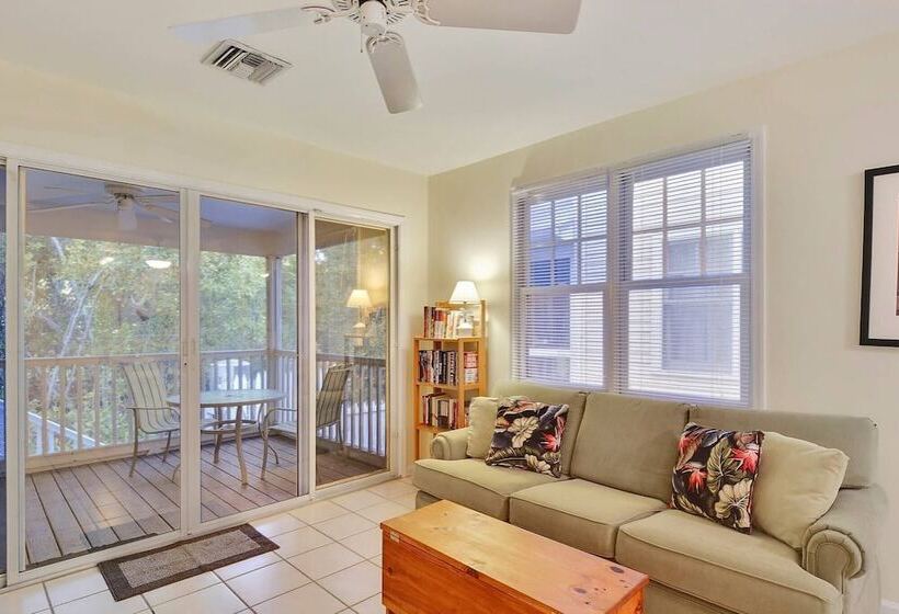 A Little Slice Of Paradise By Avantstay Communal Pool, Screened In Porch, Great Location! Month Long