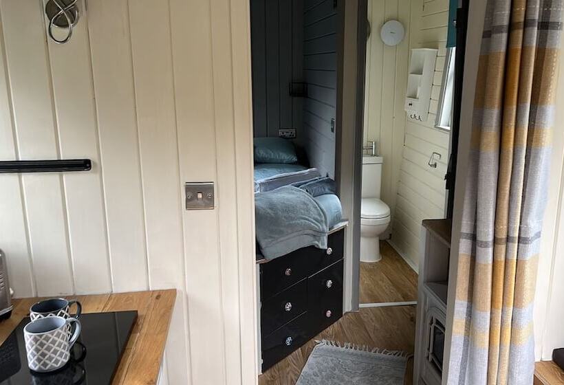 Glamping Hut   Riverside 2