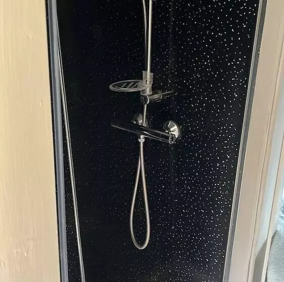 Glamping Hut   Riverside 2