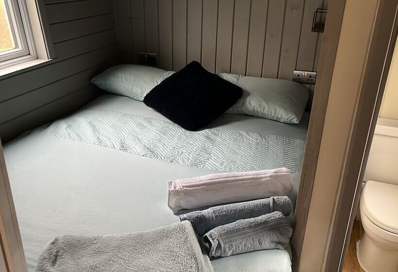 Glamping Hut   Riverside 2