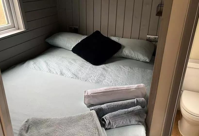 Glamping Hut   Riverside 2