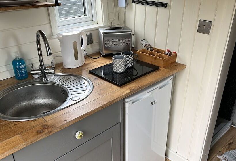 Glamping Hut   Riverside 2