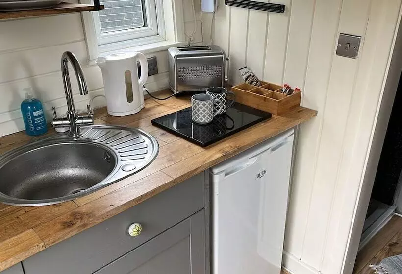 Glamping Hut   Riverside 2