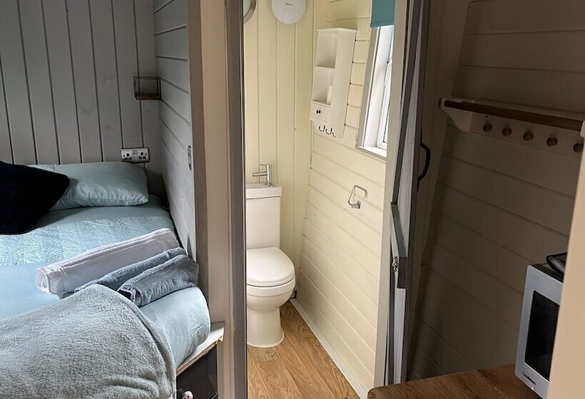 Glamping Hut   Riverside 2