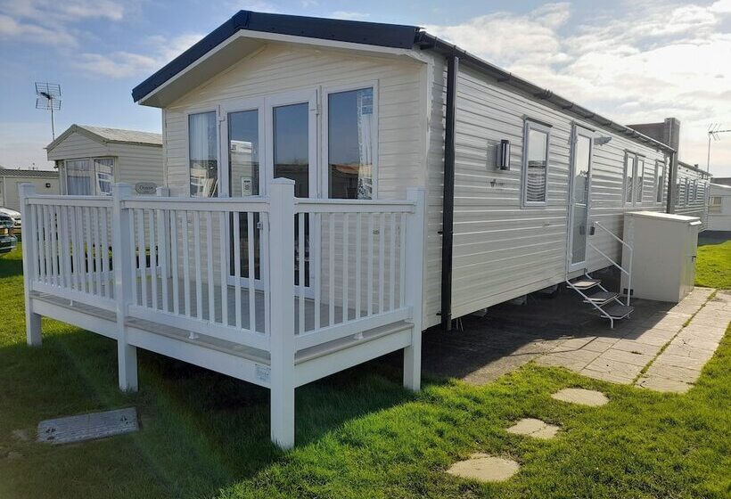 Отель Beautiful 3 Bed Caravan In Walton On The Naze