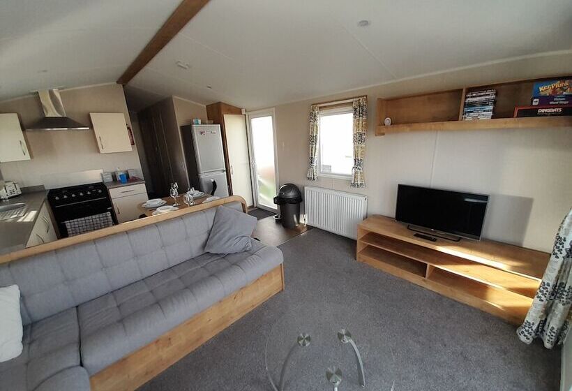 Отель Beautiful 3 Bed Caravan In Walton On The Naze