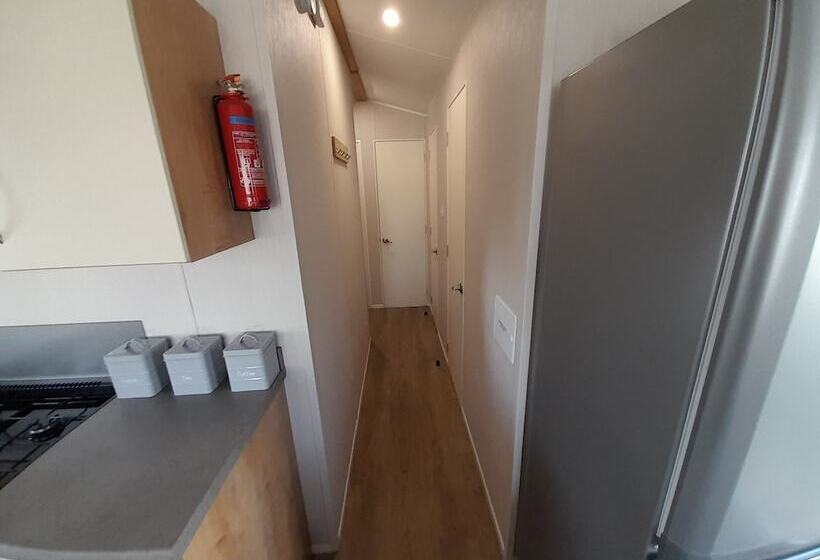 Отель Beautiful 3 Bed Caravan In Walton On The Naze